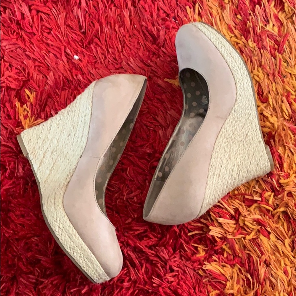 Fergilicious Beige wedges sandals‎
